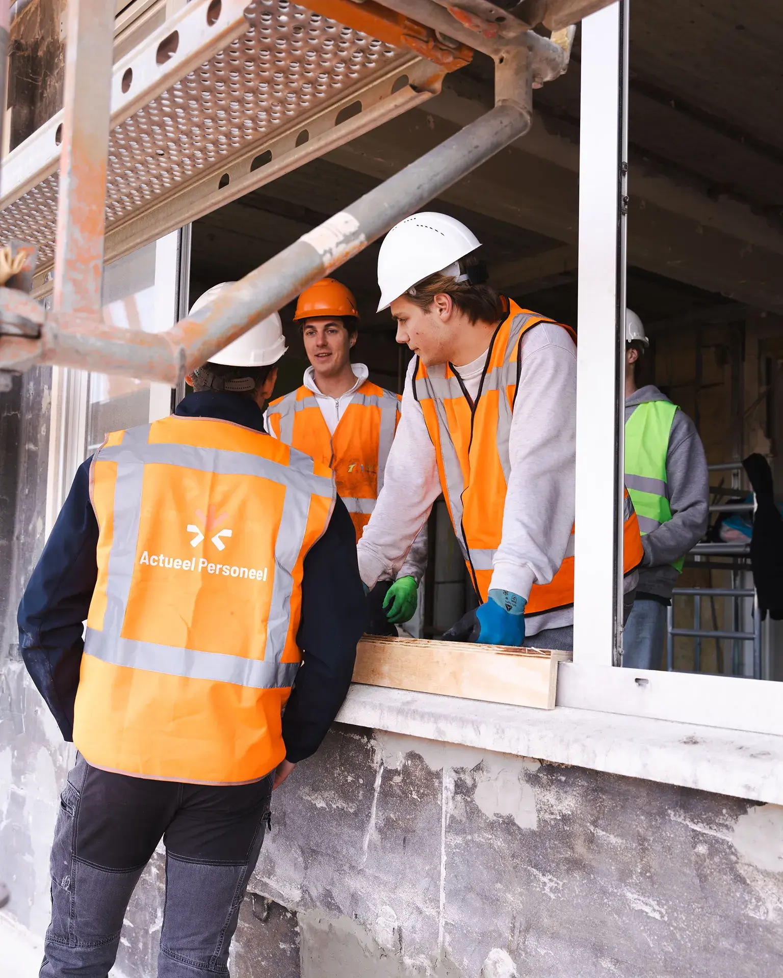 Medewerkers van Actueel Personeel aan het werk bij de opbouw van een evenemententent Medewerkers van Actueel Personeel aan het werk bij de opbouw van een evenemententent